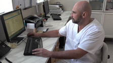 Papierov v zdravotníctve má byť menej. OČR či tehotenská knižka budú po novom elektronické