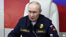 Putin na Kurilách navštívil závod na spracovanie rýb. Cesta na sporné ostrovy je odkazom svetu aj Rusku