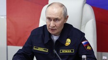 Putin na Kurilách navštívil závod na spracovanie rýb. Cesta na sporné ostrovy je odkazom svetu aj Rusku