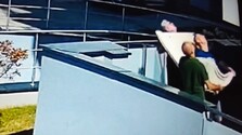 VIDEO: Štvorročné dieťa v Poľsku vypadlo z balkóna na piatom poschodí. Traja muži ho zachytili do deky