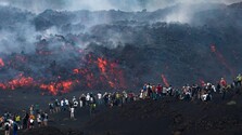 VIDEO: Žeravá láva stekajúca po svahoch Etny láka turistov. Mnohí na sopku vyrážajú bez sprievodcov či v žabkách