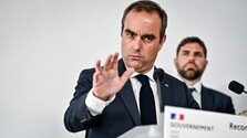 Francúzskeho premiéra občania vypískali: Krajina sa spamätáva z ničivých požiarov, vláda čelí kritike