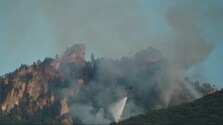 Hasiči druhý deň bojujú s požiarom v nedostupnom teréne v Súľovských skalách