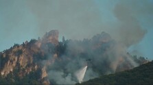 Hasiči druhý deň bojujú s požiarom v nedostupnom teréne v Súľovských skalách