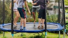 Lekári z urgentu varujú pred úrazmi na trampolínach. Zábava sa môže skončiť devastačnými zraneniami