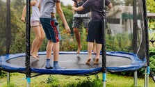 Lekári z urgentu varujú pred úrazmi na trampolínach. Zábava sa môže skončiť devastačnými zraneniami