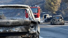 Video, ktoré pobúrilo Chorvátov: Kým ľudia sa spamätávajú z ničivého požiaru, vodič vyhadzuje z českého auta ohorok
