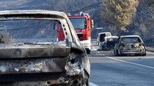 Video, ktoré pobúrilo Chorvátov: Kým ľudia sa spamätávajú z ničivého požiaru, vodič vyhadzuje z českého auta ohorok