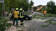 FOTO: Nemecko zasiahli ničivé búrky aj tornádo. Padajúce stromy zabili ženu, vietor poškodil desiatky budov