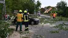 FOTO: Nemecko zasiahli ničivé búrky aj tornádo. Padajúce stromy zabili ženu, vietor poškodil desiatky budov