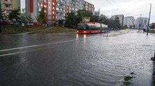 FOTO: Západ Slovenska zasiahla silná búrka. Viaceré cesty v Bratislave a okolí zablokovali popadané stromy a voda