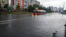 FOTO: Západ Slovenska zasiahla silná búrka. Viaceré cesty v Bratislave a okolí zablokovali popadané stromy a voda