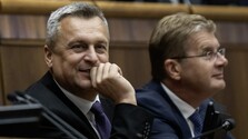 Koalícia aj opozícia pripravované zrušenie transakčnej dane vítajú. Opozícia kritizuje vládu, že daň vôbec zaviedla