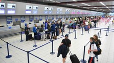 Kompenzácie, palubná batožina, sedenie s deťmi: EÚ mení pravidlá v leteckej doprave, cestujúci získajú viac práv