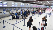 Kompenzácie, palubná batožina, sedenie s deťmi: EÚ mení pravidlá v leteckej doprave, cestujúci získajú viac práv