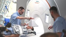 Poistencom Dôvery rušia vyšetrenia magnetickou rezonanciou. Musia platiť alebo hľadať inde
