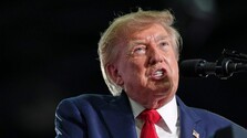 USA uvalili na dovoz produktov z Kanady nové 50-percentné clá. Ottawa avizuje rovnakú odpoveď