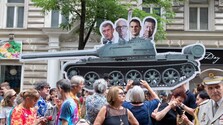 V Prahe si pripomenuli 58 rokov od invázie vojsk Varšavskej zmluvy. Prejav Tomia Okamuru narušil pískajúci dav