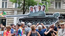 V Prahe si pripomenuli 58 rokov od invázie vojsk Varšavskej zmluvy. Prejav Tomia Okamuru narušil pískajúci dav