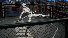VIDEO: Dva humanoidné roboty si to rozdali v ringu, nechýbali háky či kopy z otočky