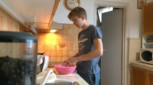 Každý týždeň si nájde čas, aby mohol pomáhať. Študent Jakub pečie chlieb pre ľudí v núdzi