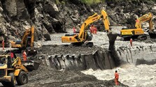 Po obrovskej záplave medzi Tibetom a Nepálom sa znova pretrhla hrádza na jazere. Záchrannú akciu museli prerušiť
