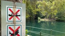 Turisti ničia krehké ekosystémy tajchov v Slovenskom raji. Kúpu sa v nich napriek zákazu