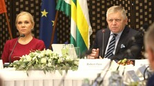 Vláda už ľuďom štandard znižovať nechce, konsolidovať však treba aj naďalej. Premiér avizuje škrty inde