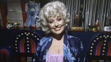 Vo veku 80 rokov zomrela speváčka Dolly Partonová