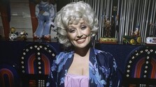 Vo veku 80 rokov zomrela speváčka Dolly Partonová