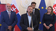 Zamestnávatelia žiadajú v rámci šetrenia zrušiť 13. dôchodky. Aj podľa odborárov sú dobré len ako dočasné riešenie