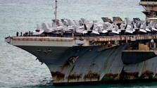 Americká loď USS Abraham Lincoln po rekordných 250 dňoch na mori konečne zakotvila. Vojakov čaká oddych s obmedzeniami