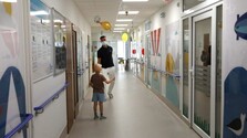 Malých pacientov zo spánku vytrhávajú hlučné prístroje: Na detskej onkológii v Banskej Bystrici ich chcú vymeniť
