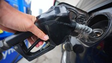 Nafta opäť cenou prekonala benzín. Odborníci vysvetľujú, prečo sa situácia otočila a kedy sa to zmení