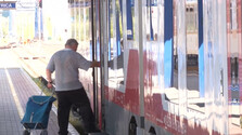 Cestujúci na Horehroní sa vrátili o roky späť. Moderné vlaky nahradili staršie mašiny