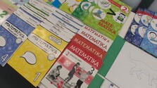 Školský rok sa začal účtami za učebnice. Školy žiadajú od rodičov desiatky eur, peniaze od štátu nestačia