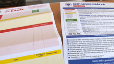 Stačí ju mať na chladničke a môže zachrániť život. Seniorská I.C.E. karta pomáha záchranárom získať dôležité informácie