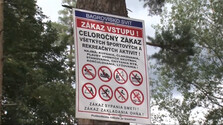 Svitské jazerá si ľudia obľúbili na kúpanie aj šport. Mesto teraz rampami a tabuľami upozorňuje na zákaz