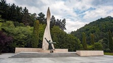Tragické udalosti v Nemeckej sa navždy zapísali do temných vojnových dejín. Pripomína ich aj pamätník na ceste do Brezna