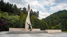 Tragické udalosti v Nemeckej sa navždy zapísali do temných vojnových dejín. Pripomína ich aj pamätník na ceste do Brezna