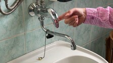 V obci na Spiši netečie voda z kohútika, na hygienu používajú úžitkovú. Ochromilo to aj fungovanie školy a škôlky