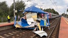 VIDEO: Ani dopredu, ani dozadu. Kamión zostal v Poľsku na priecestí medzi závorami, zostrelil ho vlak