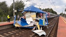 VIDEO: Ani dopredu, ani dozadu. Kamión zostal v Poľsku na priecestí medzi závorami, zostrelil ho vlak