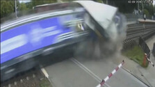 VIDEO: Ani dopredu, ani dozadu. Kamión zostal v Poľsku na priecestí medzi závorami, zostrelil ho vlak