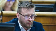 Splnomocnencovi vlády Petrovi Kotlárovi prokuratúra zrušila obvinenie za šírenie poplašnej správy