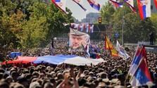 Transparenty, uniformy a veľkoplošné obrazovky: V Srbsku pochovali odsúdeného vojnového zločinca Mladiča