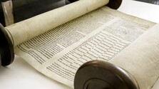 V Bratislave si pripomenuli obete holokaustu. Na hrade odhalili viac ako 200-ročný zvitok Tóry