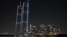 VIDEO: Tisíce žiariacich dronov nad New Yorkom pripomenuli výročie teroristických útokov