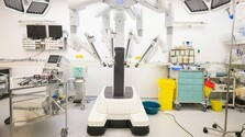 Pomôže chirurgom a k pacientom je šetrnejší: V Bratislave začali operovať pomocou nového robotického systému