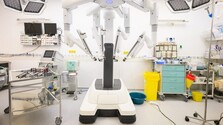 Pomôže chirurgom a k pacientom je šetrnejší: V Bratislave začali operovať pomocou nového robotického systému